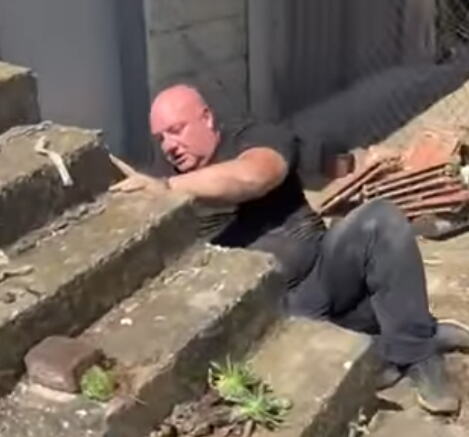 (VIDEO) POZNATOG ZMIJOLOVCA UJELA ZMIJA! Vladica proturio ru