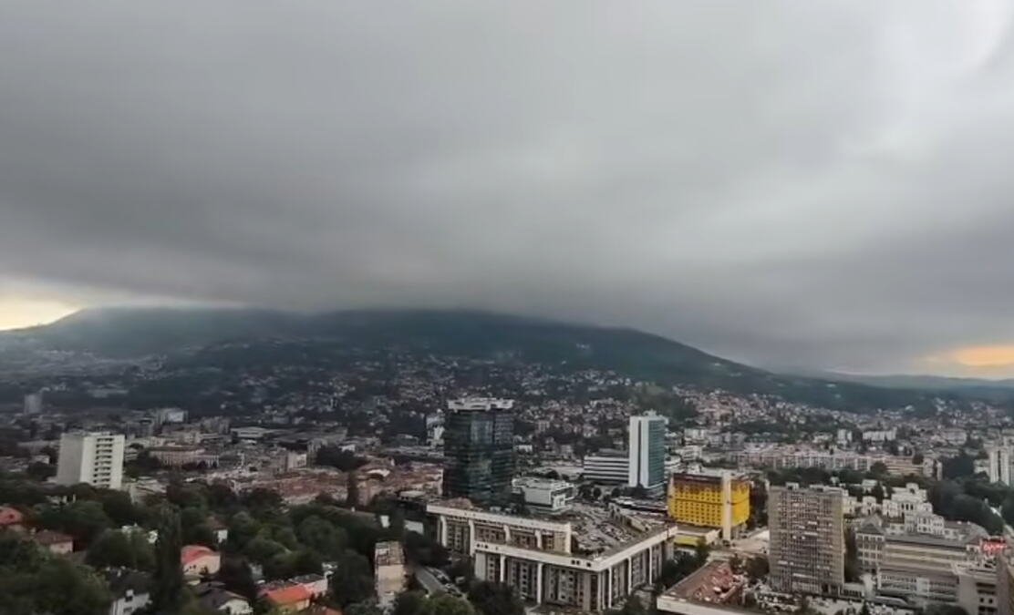 NEBO SE SMRAČILO U ROKU OD PAR MINUTA! Jaka kiša u Sarajevu, duva snažan vetar, moguć i grad! Objavljeni snimci nevremena (VIDEO)