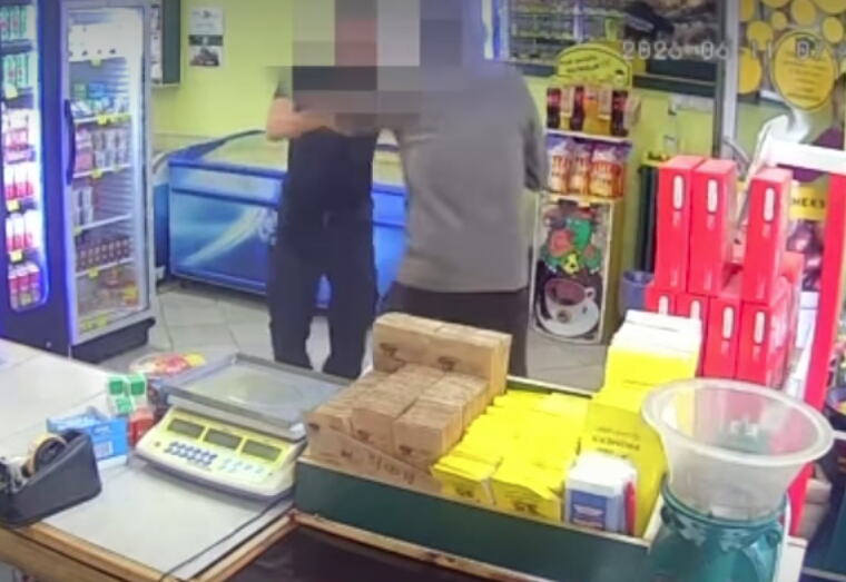 HRABRI LUKA SAVLADAO NAORUŽANOG PLJAČKAŠA! Drama u Šapcu: Razbojnik uleteo u radnju, pogledajte kako je neustrašivi vatrogasac reagovao (VIDEO)
