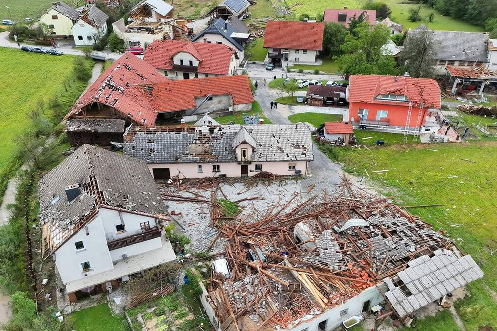 NEVREME U SLOVENIJI: Tornado nosio krovove, oštećene zgrade, polomljeno drveće