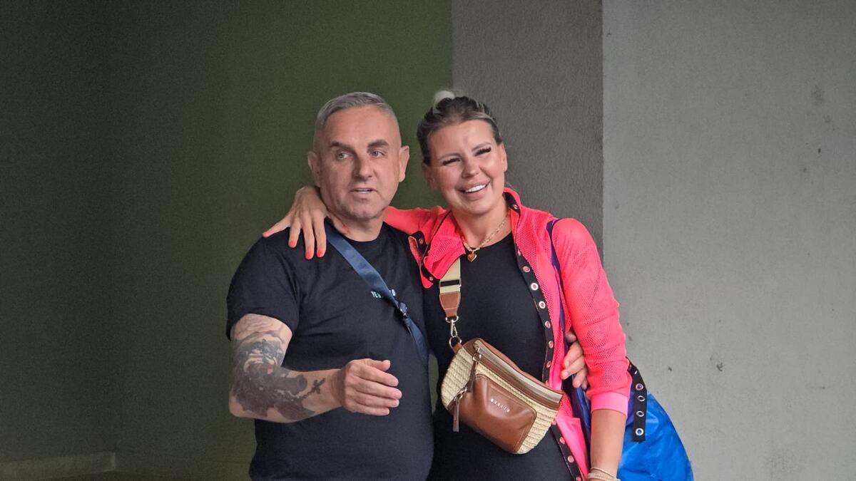 IVAN GAVRILOVIĆ DOŠAO SA SUPRUGOM I SINOVIMA, A MOBI DIK SE POJAVIO SA NOVOM PEVAČICOM! Sve je spremno za spektakularno VEČE DEVEDESETIH