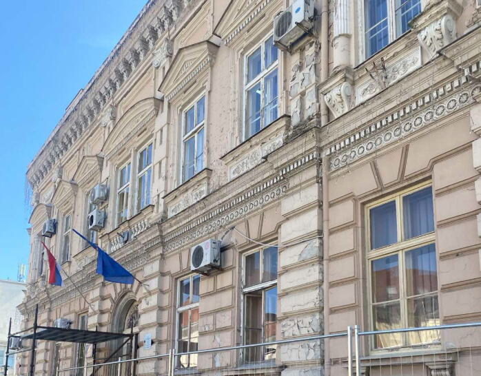 OBNAVLJA SE JEDNA OD NAJPOZNATIJIH ZGRADA U SREMU! Za rekonstrukciju Policijske uprave u Mitrovici planirano čak 167 MILIONA DINARA