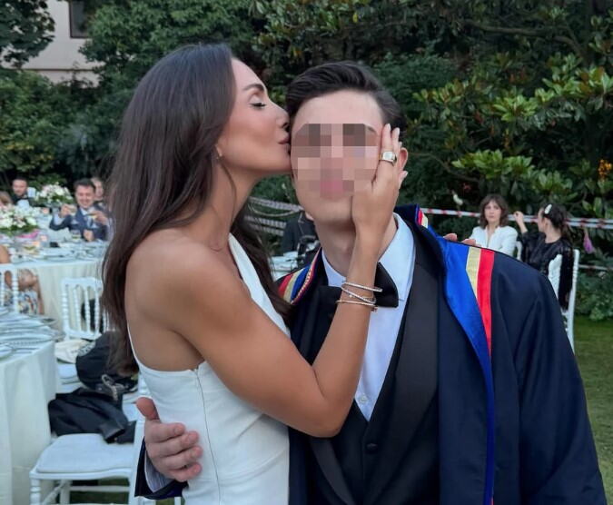 SIN EMINE JAHOVIĆ NA MATURI: Pevačica u beloj dugoj haljini, a on u odelu, objavila emotivne trenutke sa proslave  (FOTO)