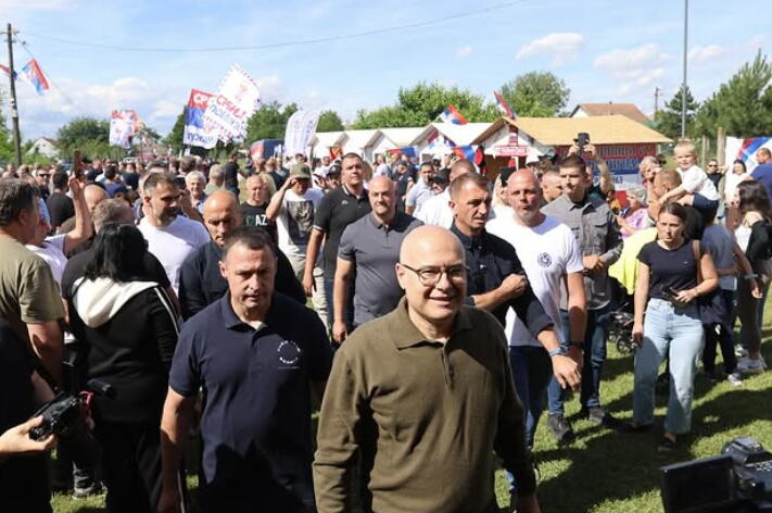„NEMA IGRANJA OKO VOJVODINE“ Miloš Vučević na narodnom skupu u Savinom Selu koje su blokaderi targetirali: Naš izbor je jasan – ujedinjena Srbija! (FOTO)