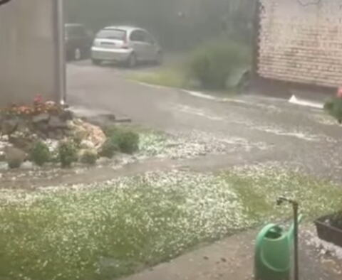 KRENULO JE! NEVREME STIGLO U SRBIJU, APOKALIPTIČNI PRIZORI NA SEVERU ZEMLJE: Krupan grad u Tavankutu i Bajmoku, pljusak u Subotici, CRNI OBLACI IZ MAĐARSKE foto