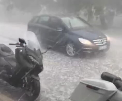 NEVREME IZAZVALO HAOS U SUBOTICI! PRST PRED OKOM SE NE VIDI: Jak pljusak, tuče i grad, automobil jedva prolazi ulicom! Jezivi prizori i kod Bačke Topole (VIDEO)