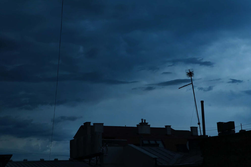 TAMNI OBLACI SVE BLIŽI BEOGRADU, NIŽU SE UPOZORENJA RHMZ: Zapadna Srbija već pogođena, a evo kad će prestonica biti na udaru - POZNAT TAČAN SAT (FOTO)