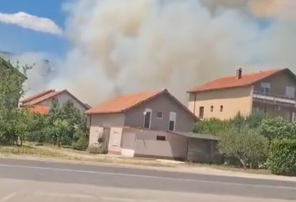 VELIKI POŽAR KOD MOSTARA: Vatrena stihija preti blokadom magistralnog puta! Celo područje prekriveno gustim dimom, vatrogasci na terenu (VIDEO)