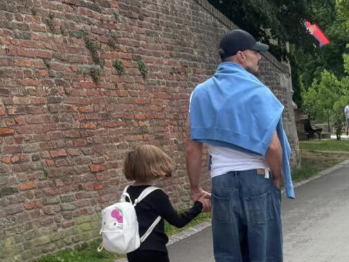 Riki Martin uživa u Srbiji kao da je lokalac: Pevač šetao sa ćerkom, oduševljen Beogradom: "Prelep si"(FOTO)