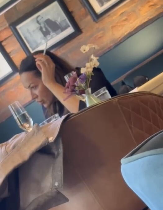 PAPARACO! UHVATILI SMO ROMANU NAKON MNOGO VREMENA: Evo šta je pevačica radila usred bela dana u restoranu (FOTO)