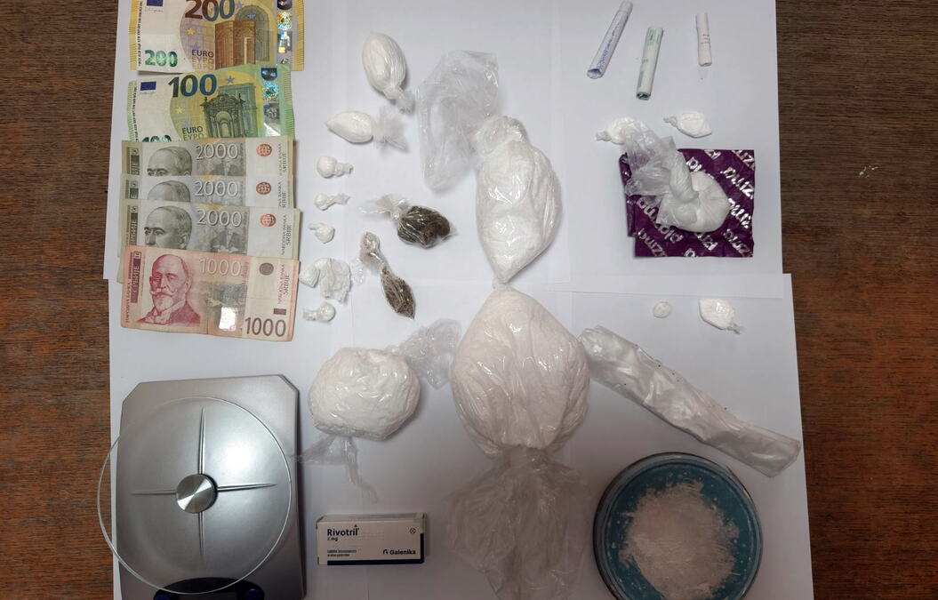 "PAO" DILER U STAROJ PAZOVI! Policija u stanu pronašla skoro kilogram amfetamina, marihuanu i tablete (foto)