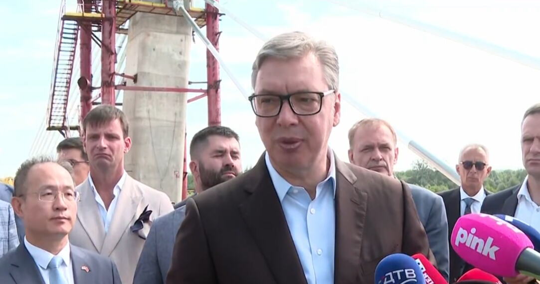 "ZA DVE I PO GODINE ZAVRŠAVAMO CEO FRUŠKOGORSKI KORIDOR" Vučić obilazi radove na mostu preko Dunava kod Petrovaradina: Moralo je makar za godinu brže! (FOTO)