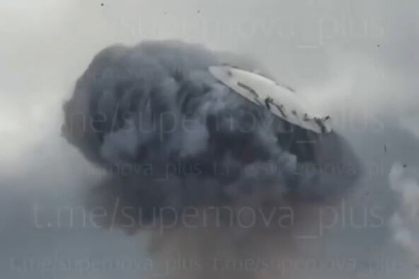NEVEROVATAN SNIMAK BOMBARDOVANJA MOSKVE DRONOVIMA! Od siline EKSPLOZIJE OVO je odletelo visoko u vazduh, mnoge je podsetio na NLO! (FOTO/VIDEO)