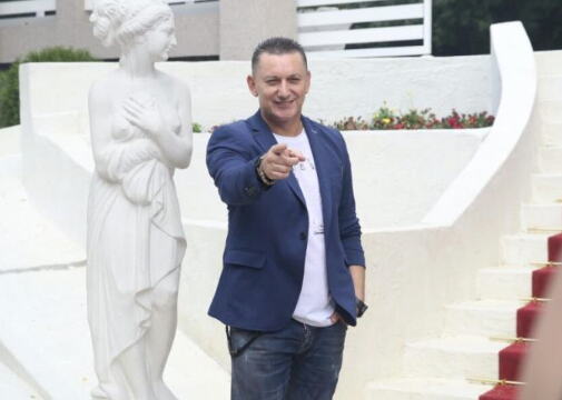 "MOJA ŽENA ZNA ZA SVE LJUBAVNICE" Pevač bez dlake na jeziku o aferama: Nijedna nije znala da je oženjen, a supruzi priznao sve: Ona je moj junak...