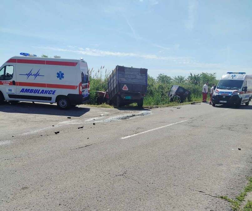 KOMBI I TRAKTOR ZAVRŠILI U JARKU: Nesreća na putu Mokrin-Kikinda, tečnost i delovi vozila rasuti po kolovozu (FOTO)
