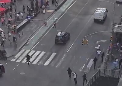 PUCNJAVA NA TAJMS SKVERU! Ljudi beže na sve strane, muškarcu PREREZAN VRAT, odjekivali rafali, izbio žestok sukob! Objavljeni snimci HAOSA u Njujorku (VIDEO)