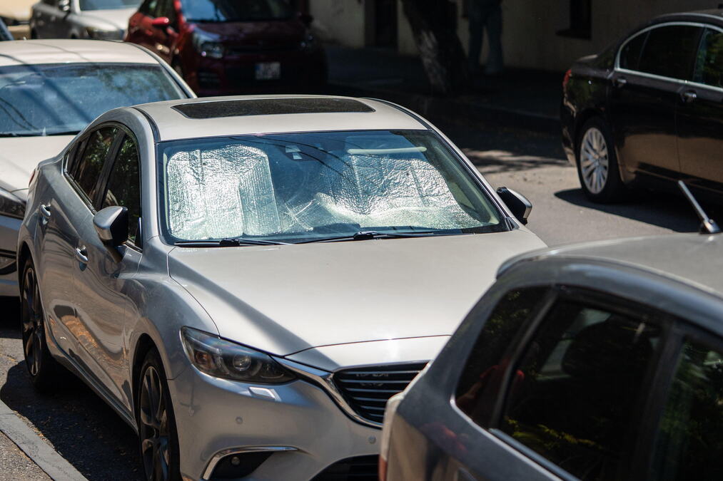 Spremite se za vrele dane: 10 jednostavnih saveta kako da vaš auto na parkingu ne postane sauna