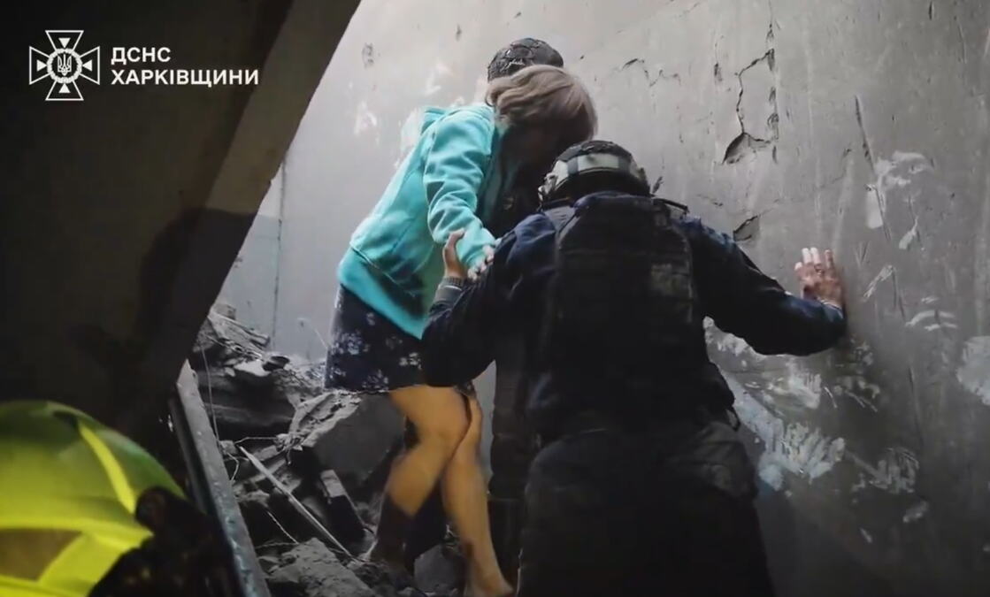 (UZNEMIRUJUĆI VIDEO) PUNE RUKE POSLA SPASIOCIMA POSLE RUSKIH UDARA! Evo kako izvlače ranjene civile iz porušenih zgrada, Harkov NAJGORE prošao, IMA MRTVIH