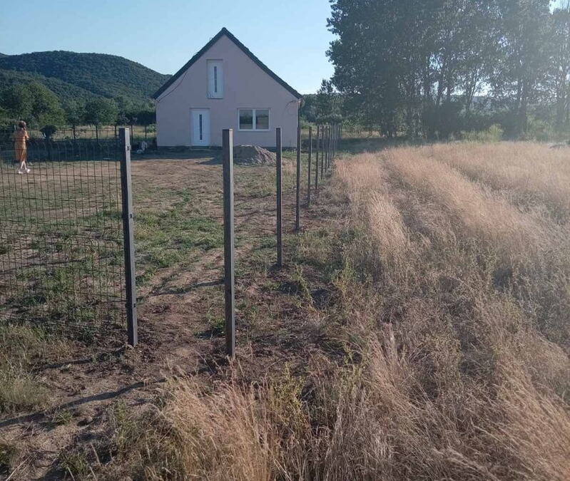 KUĆE I IMANJA U VIČI PONOVO NA METI LOPOVA Sa tek renoviranih imanja odnose panele i ograde (FOTO)