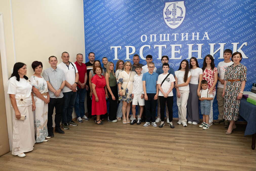 URUČENI LAPTOPOVI NAJBOLJIM MATURANTIMA: Opština Trstenik nagradila učenike generacije