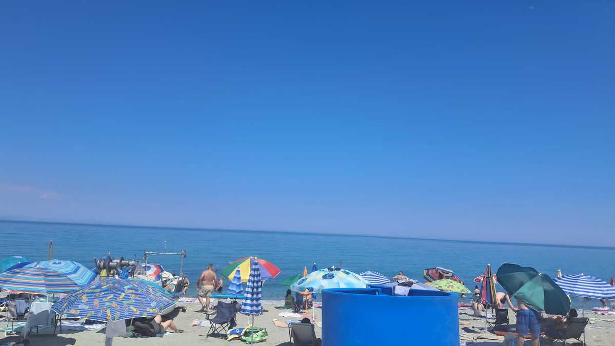 Srbi na metar od obale snimili ajkulu? Video iz popularnog letovališta uznemirio turiste: "Nikada nisu bile ovako blizu plaže"