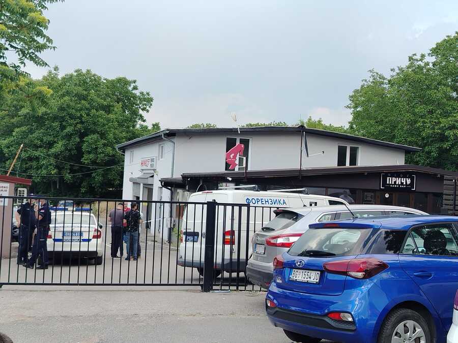 PRVE FOTOGRAFIJE S MESTA PUCNJAVE U KUMODRAŽU: Vesković umro na licu mesta! Opsadno stanje ispred kafića, jake policijske snage na terenu (FOTO)