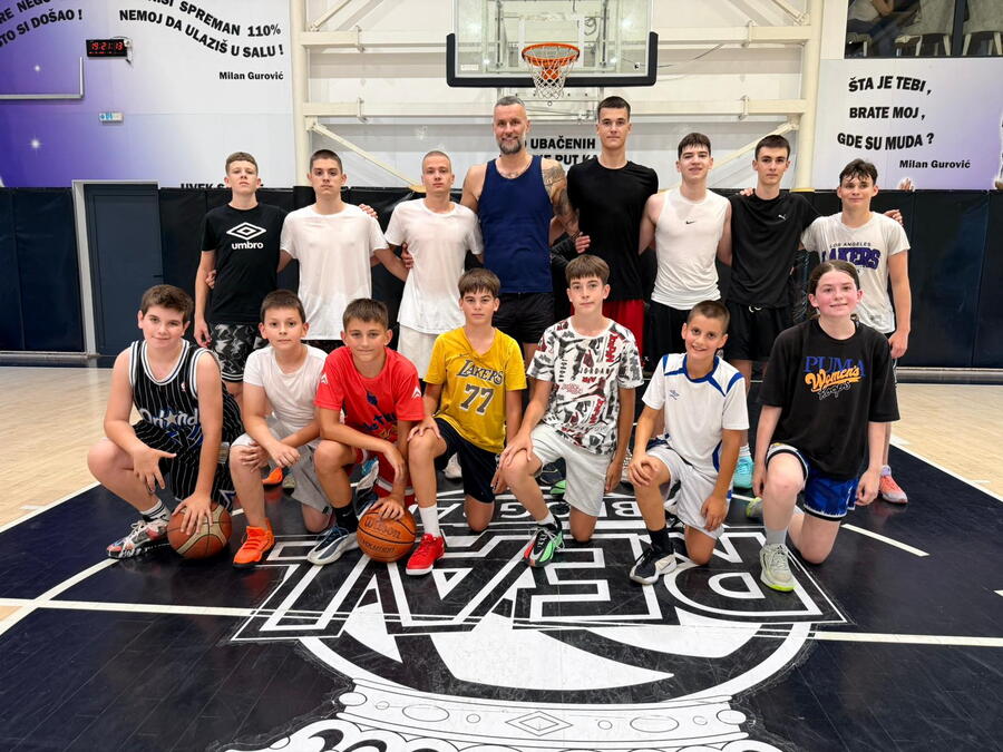 POČEO ŠUTERSKI KAMP MILANA GUROVIĆA: Mladi košarkaši uče od legendarnog srpskog asa!