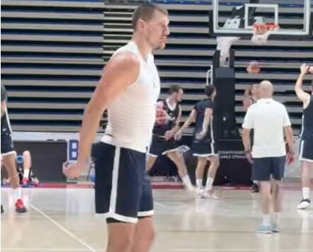 JOKIĆ NE LIČI NA SEBE! Dobio kapitensku traku, a njegova pojava sve je iznenadila (FOTO)
