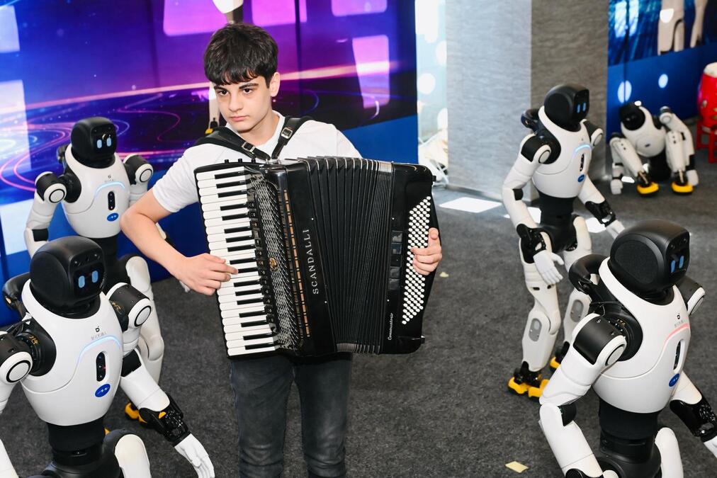 ROBOTI ĆE NA SKUPU ZAIGRATI MORAVAC UZ MUZIKU MLADOG HARMONIKAŠA VUKA ĐOKIĆA Pogledajte snimak koji je oduševio Srbiju: Harmonika povela, mašine uhvatile ritam
