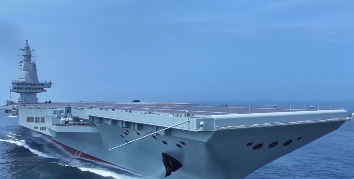 KINA "PROŠETALA" NAJNOVIJI I NAJMOĆNIJI NOSAČ AVIONA KROZ TAJVANSKI MOREUZ: Peking odgovorio na tajvanske vojne vežbe (VIDEO)