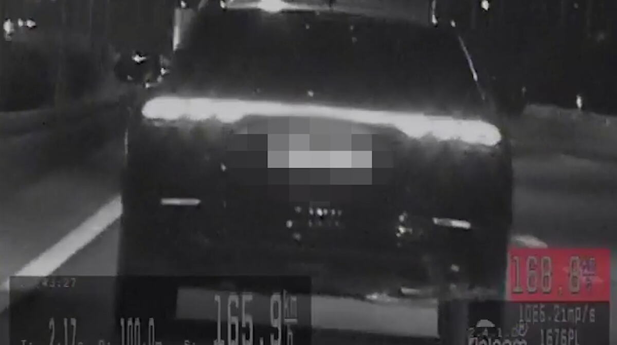 VOZIO 203 KILOMETARA NA SAT Policija presrela muškarca u besnom automobilu, divljao ulicama Zemuna
