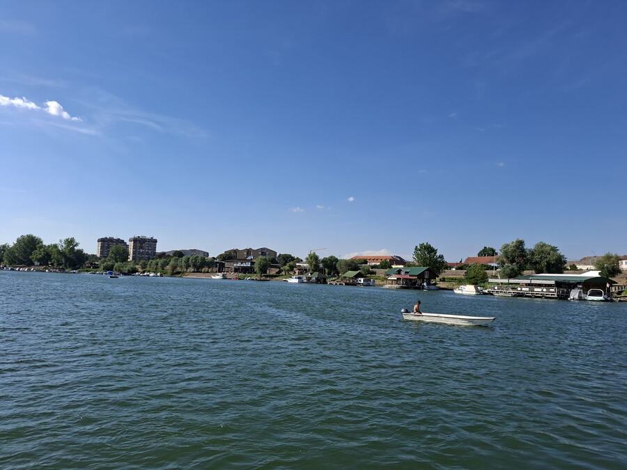 PEŠČANA OBALA I HLAD! SRPSKI BRIONI HIT OVOG LETA: Plaža Na sat vremena od Beograda privlači hiljade kupača, voda bezbedna za kupanje