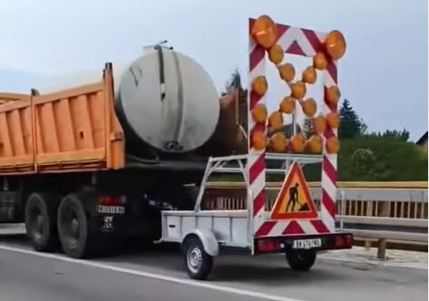 TEŠKA SAOBRAĆAJNA NESREĆA NA MOSTU BEŠKA Na licu mesta više vozila policije i hitne pomoći - Kombi udario u oznake radova na putu (video)