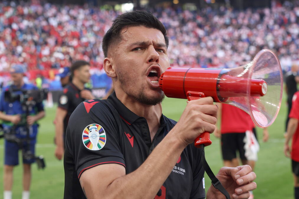 BRAĆA ZVEZDINIH NAVIJAČA STOPIRALI TRANSFER ALBANCA KOJI JE VREĐAO SRBE: Grafitom pokazali šta misle o dolasku napadala u Moskvu!