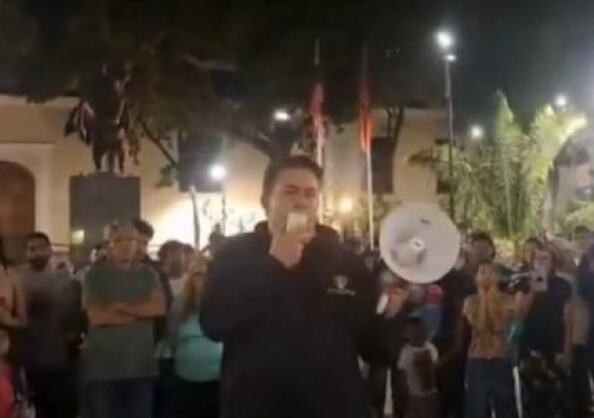 GRADONAČELNIK IZLETEO NA ULICU SA MEGAFONOM: Ljudi u Venecueli su očajni posle zemljotresa, građani i policajci uklanjali ruševine golim rukama! (VIDEO)