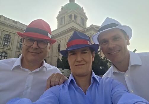 ŠEŠIRI U BOJAMA SRPSKE TROBOJKE: Vučević, Brnabić i Mali napravili fotografiju dana, pa pozvali građane na veliki skup 27. juna u Beogradu (FOTO)