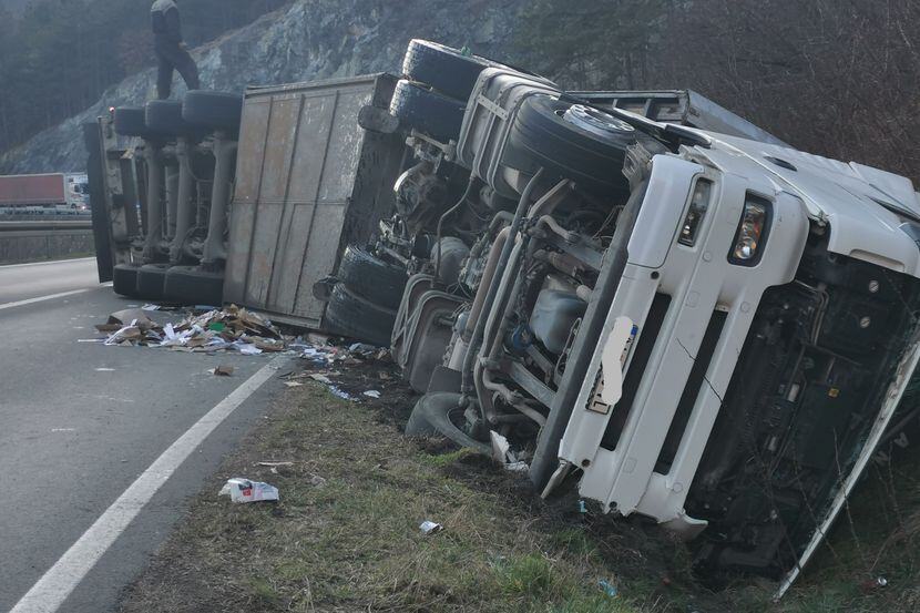 STRAVIČNA NESREĆA NA IBARSKOJ MAGISTRALI: Sudarili se kamion i automobil, putničko vozilo završilo u kanalu, teretnjak se prevrnuo i blokirao saobraćaj