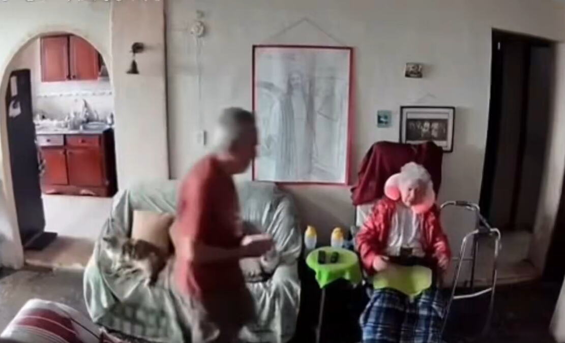 SNIMAK RAZORNOG ZEMLJOTRESA U VENECUELI KOJI TERA SUZE NA OČI: Krenulo da trese, žena u kolicima panično vrišti, a onda usledio HEROJSKI ČIN SUPRUGA (VIDEO)