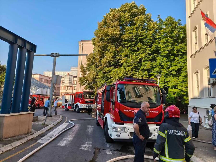 POŽAR U KLINICI ZA OPEKOTINE U BEOGRADU: Drama u Pasterovoj ulici, pacijenti hitno evakuisani, poznato šta je gorelo (FOTO)