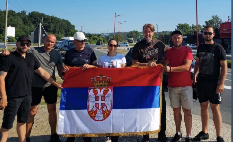 OVAKO SE DAJE PRIMER SVIM GRAĐANIMA! Gradonačelnik Kragujevca tri dana pešači od rodnog sela do Beograda – ljudi ga sa osmehom dočekuju gde god da kroči (FOTO)