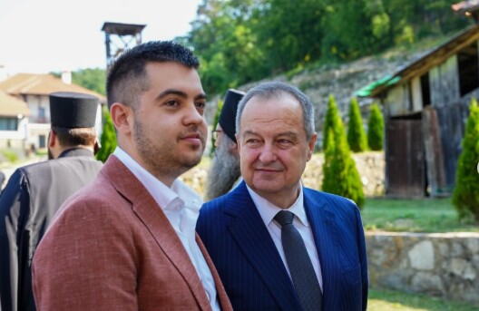 "POSLE PET DANA HODA IZMEĐU ŽIVOTA I SMRTI..." Ivica Dačić sa sinom na liturgiji u velikoj svetinji - "Dobio sam šansu za nastavak ovog života"