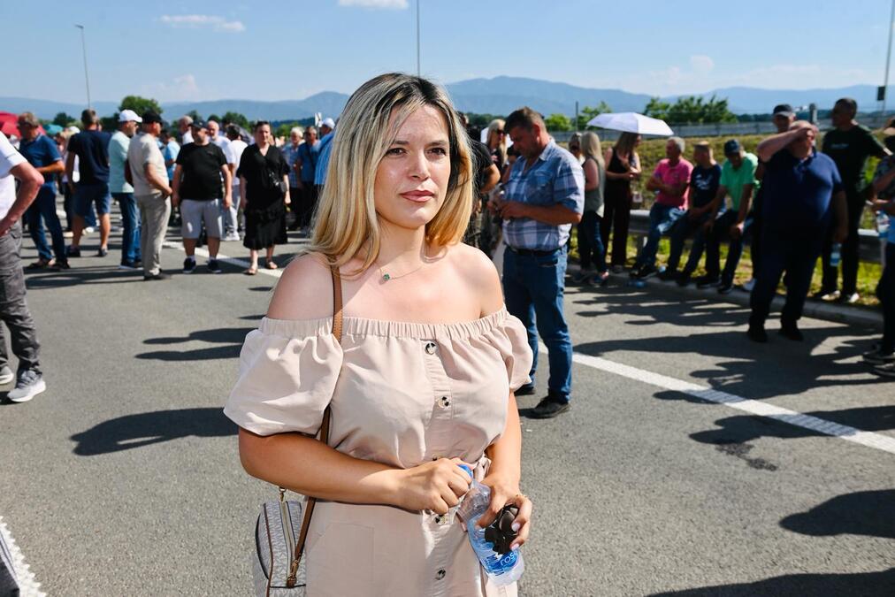 VELIKI BROJ GRAĐANA DOČEKAO VUČIĆA U ADRANIMA Jedinstvno i podrška u punom sjaju! Marija poslala jaku poruku: Predsednik vodi politiku mira i očuvanja Srbije