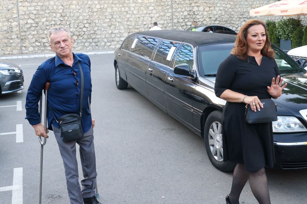 IZ LIMUZINE IZAŠLI SREĆKO ŠUŠIĆ I ANICA MILENKOVIĆ! Folk legende spremne da naprave spektakl na Tašmajdanu, evo ko ima najveću tremu (VIDEO)