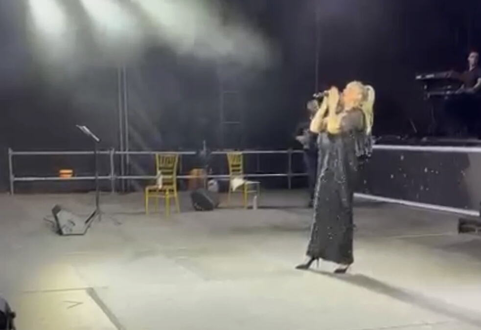 POSLE SMRTI SAŠE POPOVIĆA PONOVO STALA NA SCENU: Emotivni povratak Suzane Jovanović nakon 27 godina dirnuo region