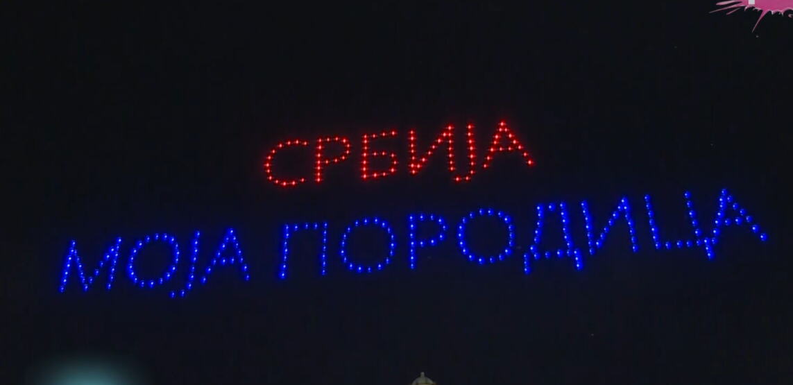 UŽIVO POGLEDAJTE NESVAKIDAŠNJI SPEKTAKL ISPRED SKUPŠTINE U BEOGRADU Dronovi najavili skup "Srbija jedna porodica"