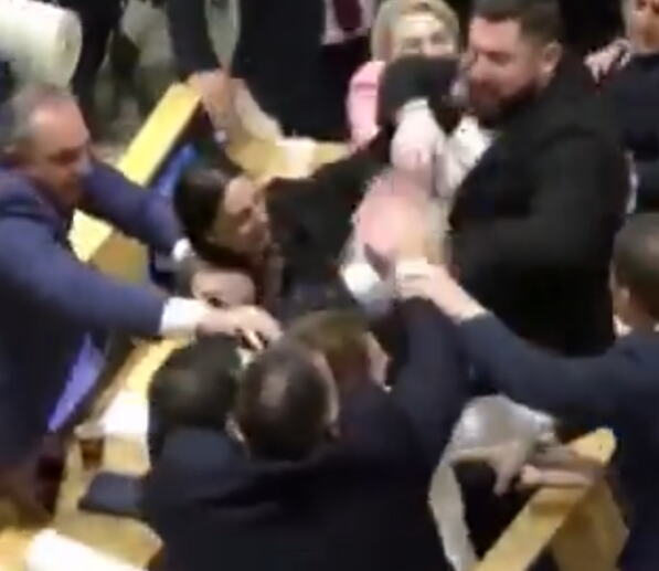 OPŠTA TUČA U PARLAMENTU GRUZIJE: Potukli se poslanici vlasti i opozicije, u obračunu učestvovale i žene (VIDEO)