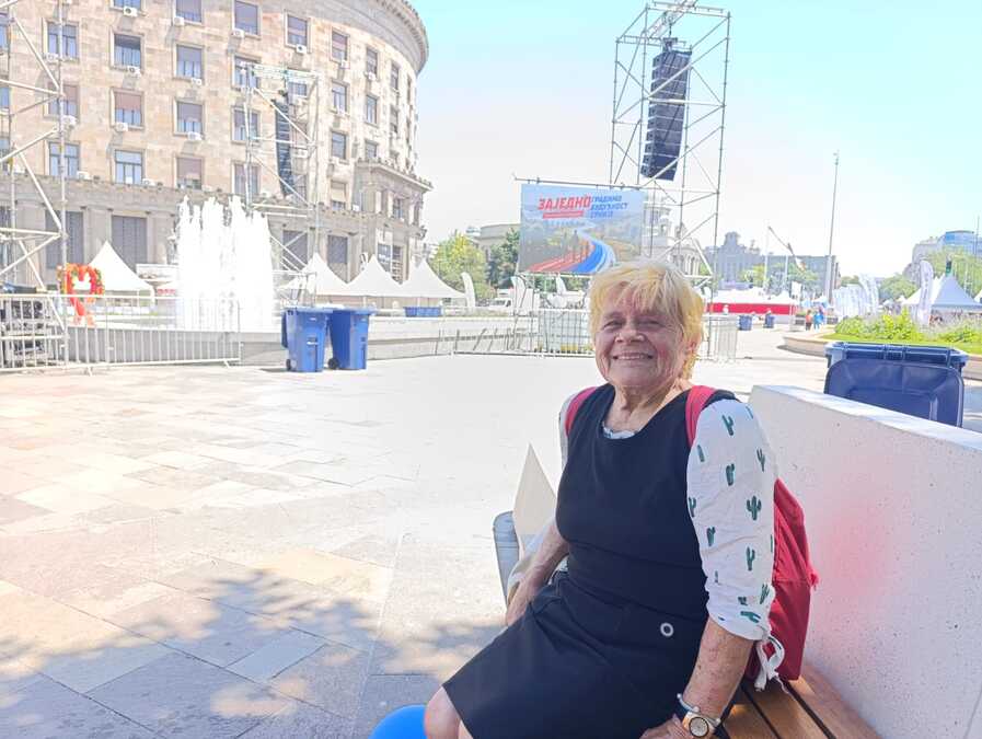 "VUČIĆ JEDINI MOŽE DA VODI OVU DRŽAVU NA PRAVI NAČIN" Marija sa Zvezdare stigla ispred Skupštine: Mladi su još nezreli i nemaju takvo znanje kao on