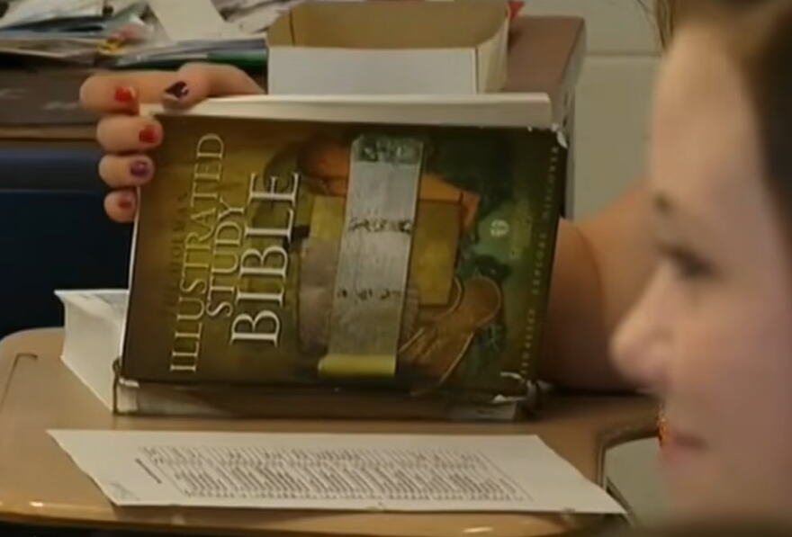 OVA DRŽAVA UVODI BIBLIJU U ŠKOLE KAO OBAVEZNU LEKTIRU! "Vraćamo je ove nedelje prvi put posle 60 godina", izbila ŽESTOKA SVAĐA! (VIDEO)