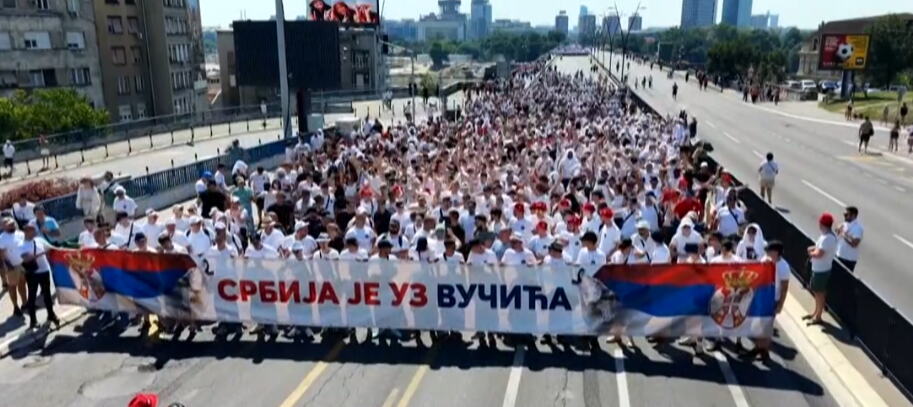 NEPREGLEDNE KOLONE LJUDI NA BRANKOVOM MOSTU Građanima koji pešače iz Novog Sada pridružili se i Beograđani! Pogledajte IMPRESIVNE PRIZORE (FOTO)