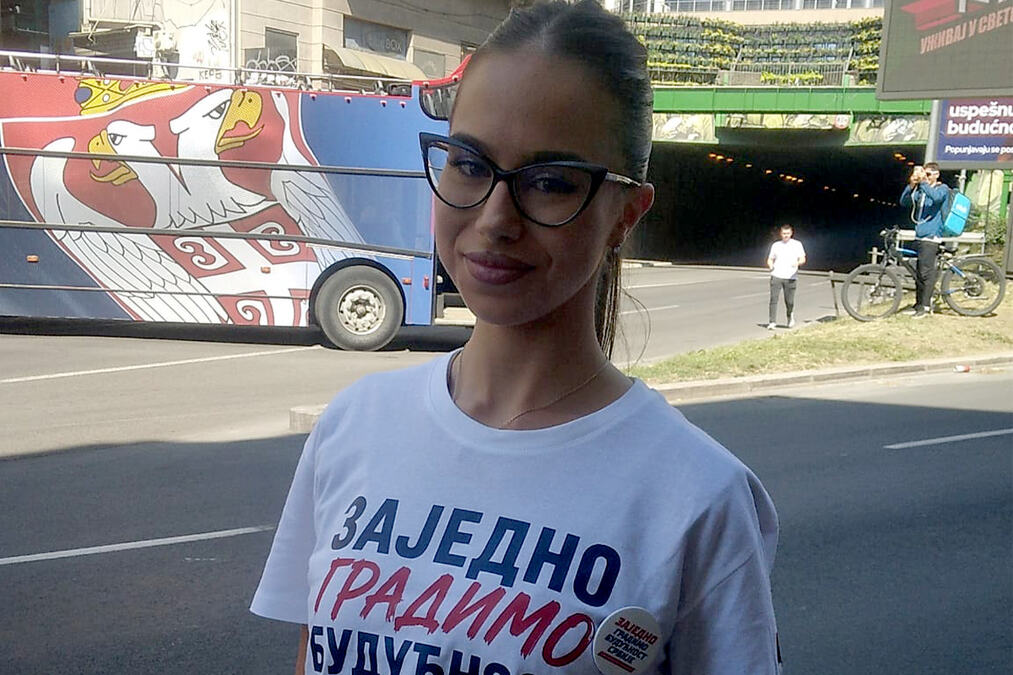 "DOŠLI SMO DA POKAŽEMO KAKO SE PONAŠA PRISTOJNA SRBIJA!" Studentkinja Anđelija-Hajdana Bakalović stigla na veliki skup i poslala moćnu poruku omladini! (FOTO)
